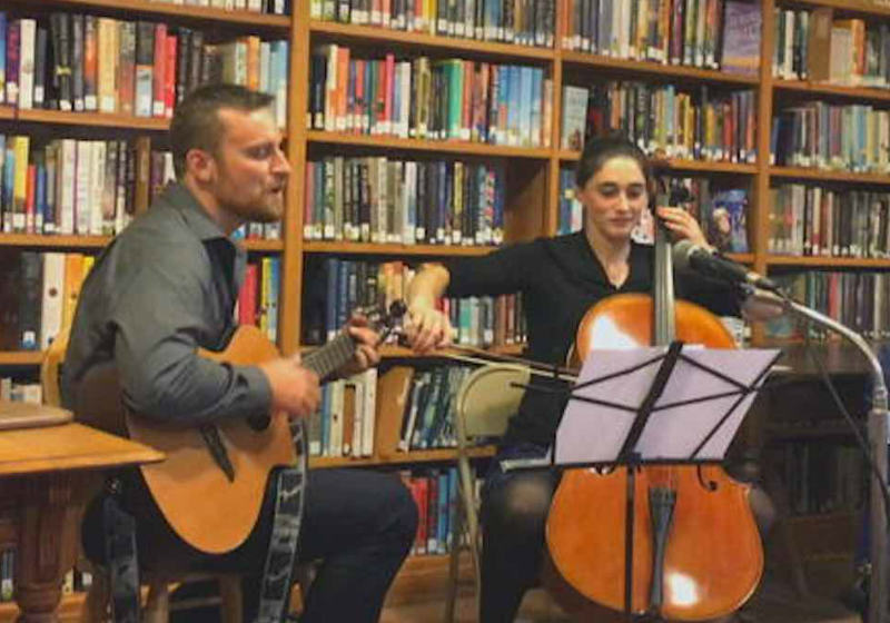 Os candidatos Lucy e Zac tocam após debate Foto: Reprodução|Foto: Reprodução