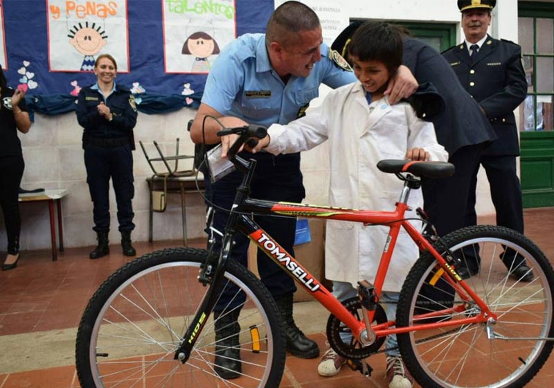 Augustín Batista recebe a bike - Foto: Reprodução/Facebook/ Capellania Juarezcelman la Carlota|