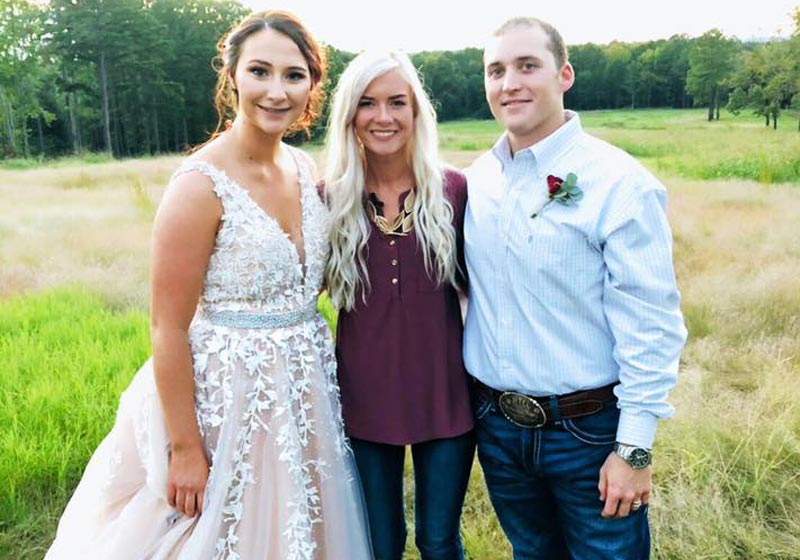 Kolbie (centro) com noivos sorteados - Foto: reprodução / Facebook|Kolbie (centro) com noivos sorteados - Foto: reprodução / Fcebook|