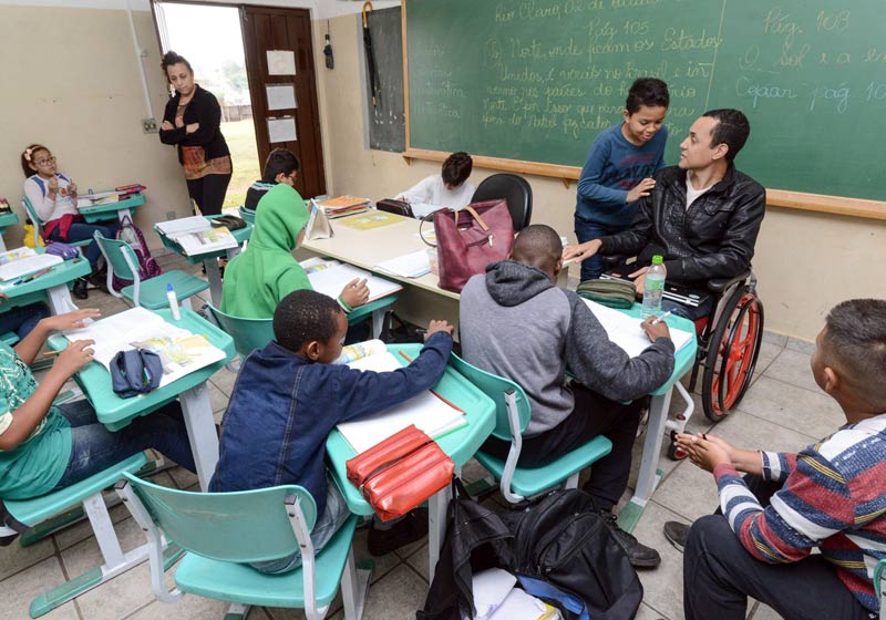 Prof Osvaldo e alunos - Foto: Prefeitura de Rio Claro/Divulgação|