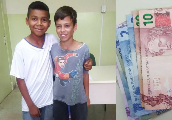 amigos-dinheiro-excursao-close Iago (esq)
