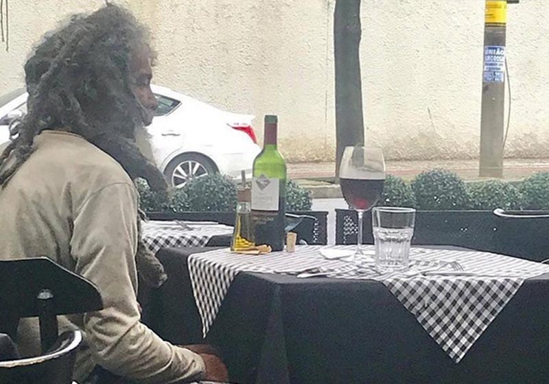 Catador no restaurante Benvindo - Foto: Daniela Zapata/Instagram|