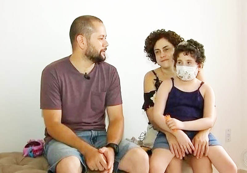 Júlia e os pais - Foto: Reprodução/TV TEM|