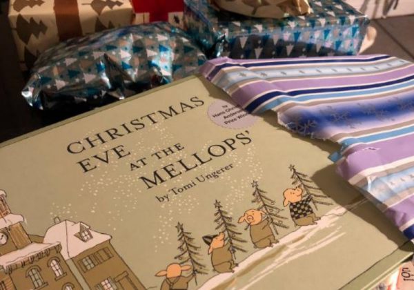 Entre os presentes, um livro infantil de história de natal Foto: Arquivo Pessoal