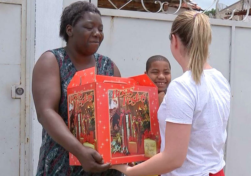Simone recebe doação - Foto: reprodução / TVTEM|