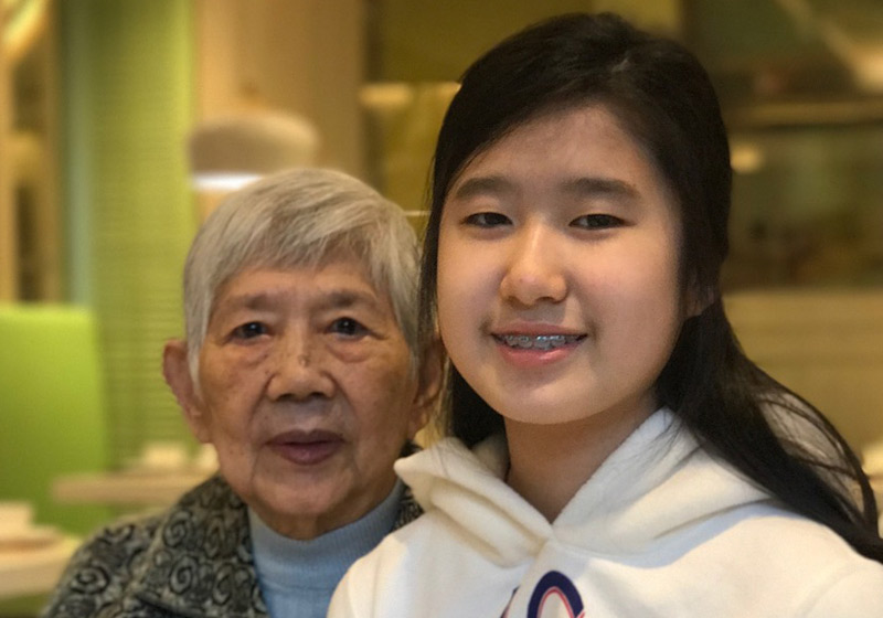 Emma e a avó - Foto: reprodução / Facebook