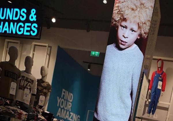 Propaganda na Primark, loja de roupas do Reino Unido