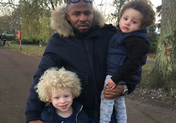 O garoto com o pai e o irmão