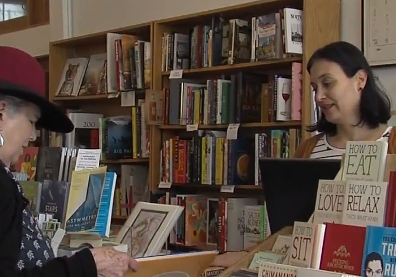 Jennifer Powell (dir) na livraria - Foto: reprodução / ABC San Diego KGTV|