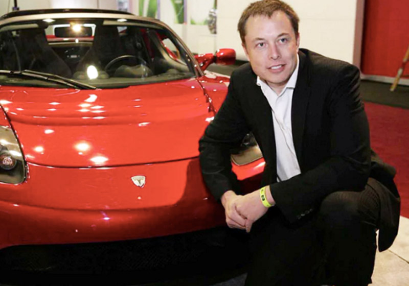 Elon Musk com carro da Tesla - Foto: divulgação