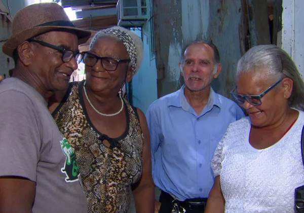 Os irmãos Lúcio, Lúcia e Luciana no reencontro Foto: TV Globo PE
