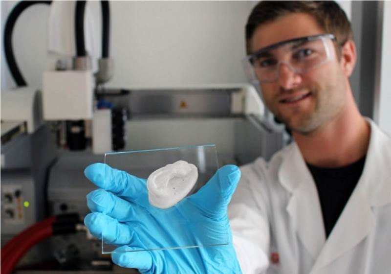 Orelha impressa em 3D: o pesquisador Michael Hausmann está usando nanocelulose como base para novos implantes Foto: Empa
