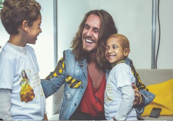 Vitor recebeu as crianças no evento Foto: Instagram