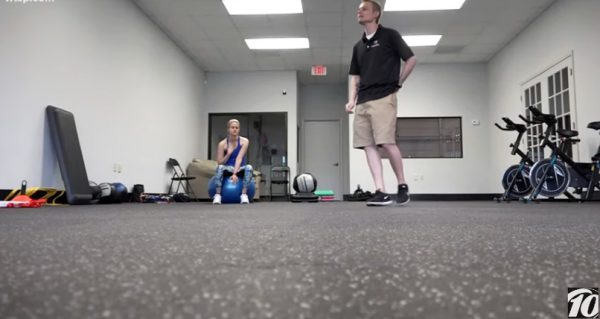 Mark Fleming e uma aluna - Foto: reprodução / 10News WTSP