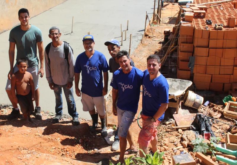 Foto: Carlos Dias/G1|O professor e alguns alunos com a família Foto: Arquivo Pessoal|