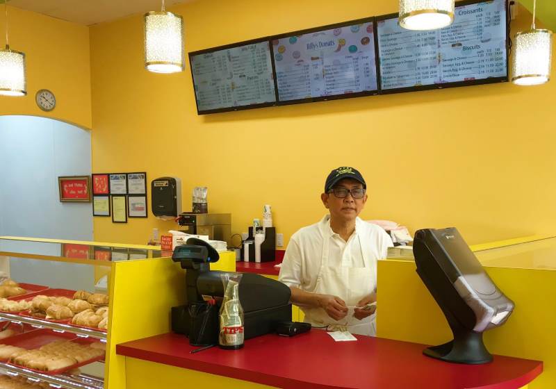 O pai de Billy na loja vazia Foto: Reprodução Twitter||O estacionamento vazio antes da postagem|Fila na loja