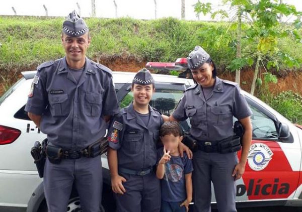 Thiago com os PMs - Foto: Divulgação/Polícia Militar