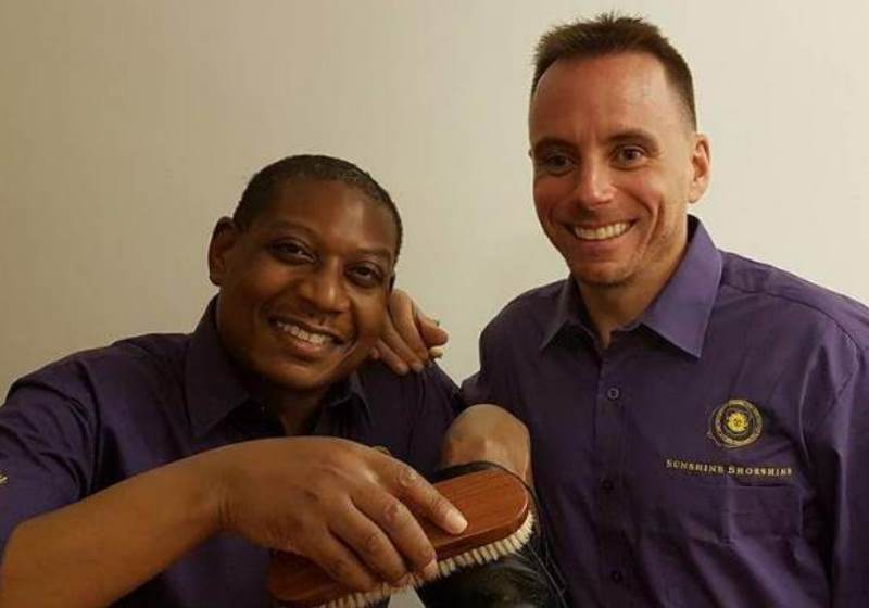 Drew (dir) com funcionário Alan Walton - Foto: Reprodução Reuters|Drew quando morava nas ruas de Londres Foto: Reprodução|Drew com o funcionário Alan Walton Foto: Reprodução Reuters|Drew na sua empresa Sunshine Shoeshine Foto: Reprodução Reuters