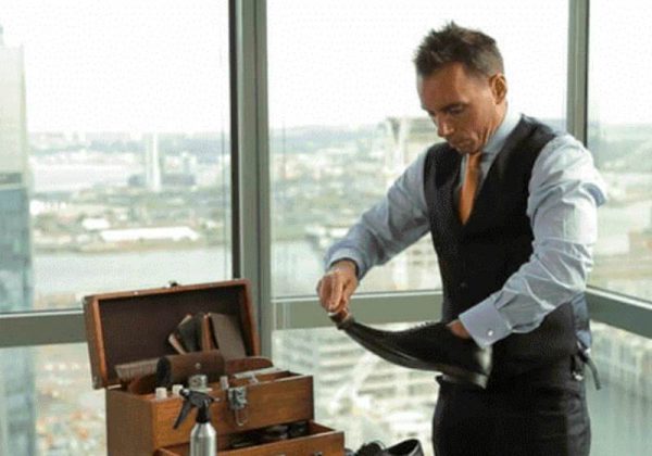 Drew na sua empresa Sunshine Shoeshine Foto: Reprodução Reuters