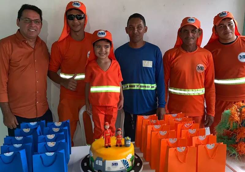 Heitor com os garis Foto: Arquivo Pessoal|Heitor e seu bolo temático Foto: Arquivo Pessoal