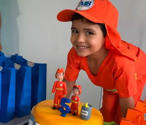 Heitor e seu bolo temático Foto: Arquivo Pessoal