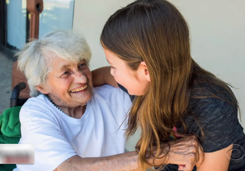 Ruby visita idosa - Foto: reprodução / CBS Evening News||||