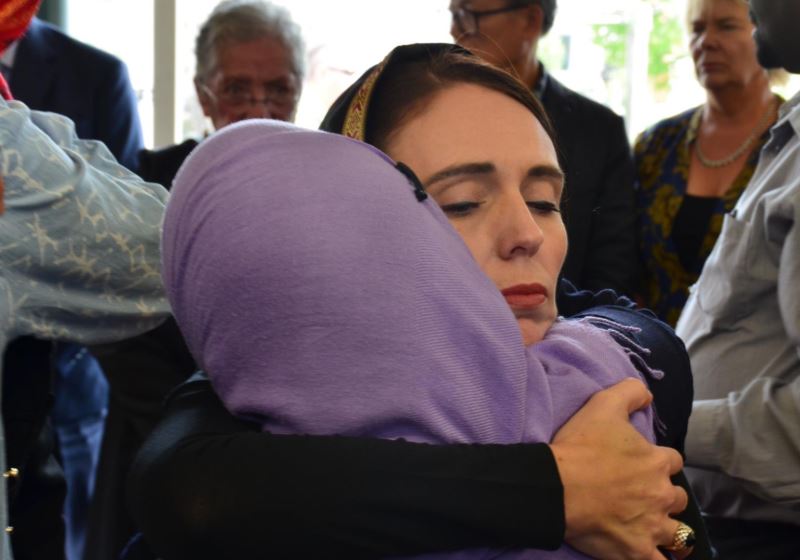A primeira-ministra da Nova Zelândia abraça familiares das vítimas do massacre em ChristChurch Foto: EPA