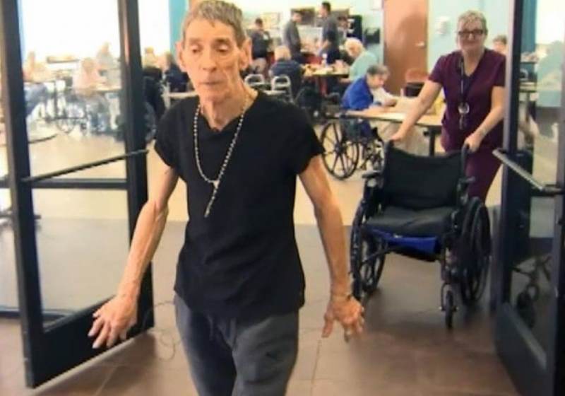 Charles Shields anda pelo Centro Clínico Foto: Fox News