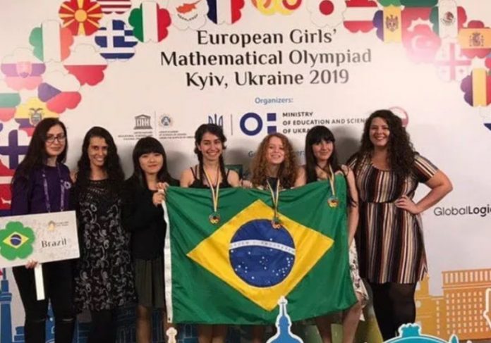 Time brasileiro na Olimpíada Europeia Feminina de Matemática (EGMO) - Mariana com a bandeira