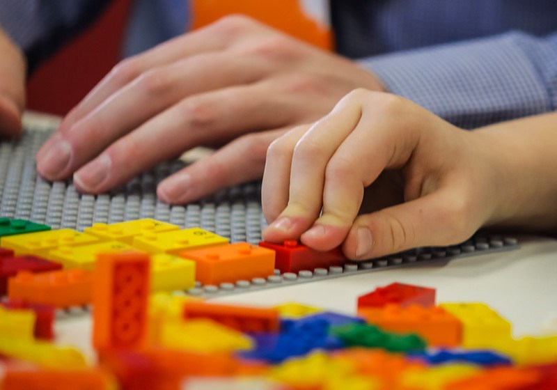 Lego ganha versão em braille para quebrar barreiras na inclusão de crianças  - 24/08/2020 - UOL ECOA