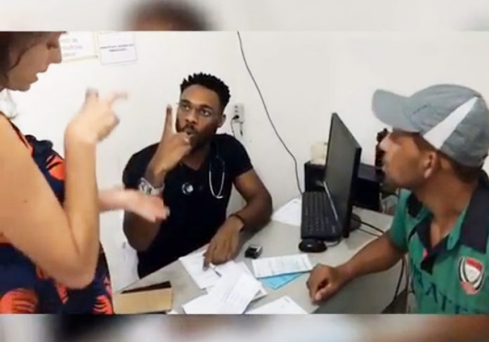 medico-libras-close|medico-negro-close-1 Médico atende pacientes em Libras - Foto: reprodução / Instagram|