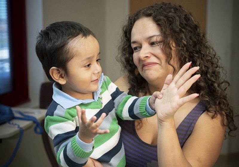 Gael e a mãe Giannina Foto: AP||Gael após o tratamento de edição de genes Foto: AP