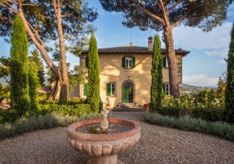 Villa Laura Foto: Divulgação|Villa Laura Foto: Divulgação|escadaria do Palazzo Comunale Foto: Reprodução|||Cena da personagem chegando a Villa Foto: Reprodução|