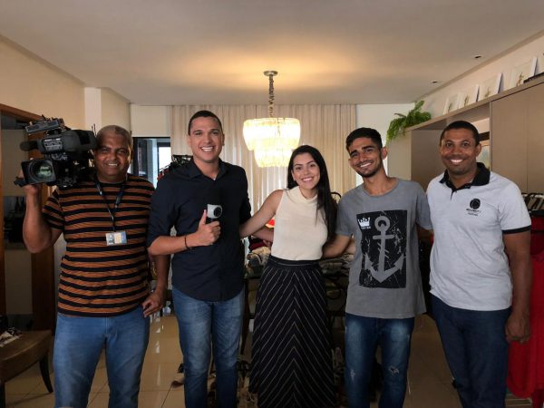 Isadora e Anderson ao centro, com a equipe da RecordTV Itapoã 