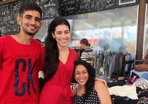 Janderson e Isadora (em pé) no Bazar - Foto: reprodução / Instagram