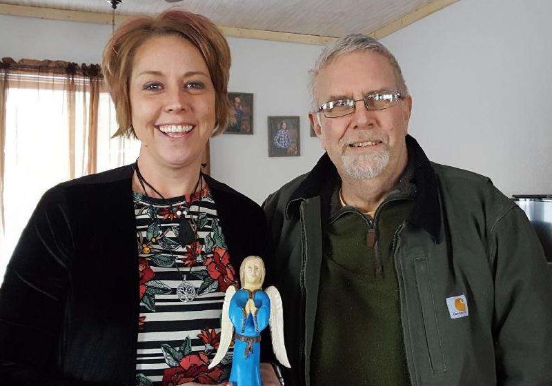 Becca com a estátua de anjo que Bill deu a ela Foto: Arquivo Pessoal