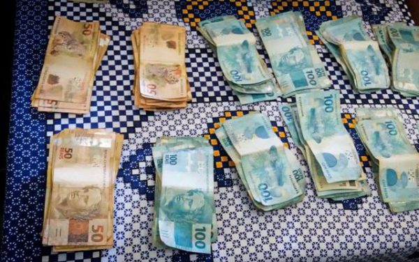 Dinheiro entregue à polícia - Foto: Reprodução/TV Anhanguera