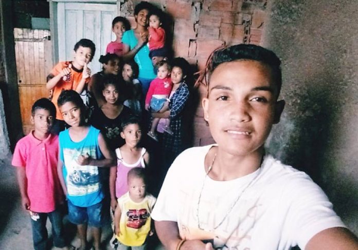 mae-adota-close|mae-adota-7-comida|mae-adota-sete-casal Sidneia e os filhos - Odilon da Silva Vieira/Arquivo Pessoal||