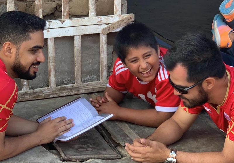 Bahrein (esq) conversa com Víctor deitado no chão - Foto: Reprodução/Facebook/Prefeitura de Moche||