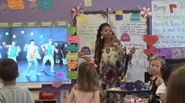 Lakeisha e os alunos - Foto: Caroline Patrickis/ABC7