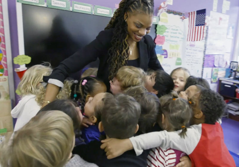 Lakeisha e os alunos - Foto: Caroline Patrickis/ABC7|