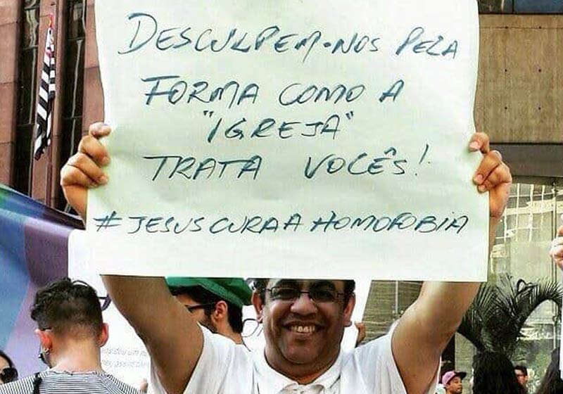 Clauber com o cartaz: Foto: reprodução / Facebook|||