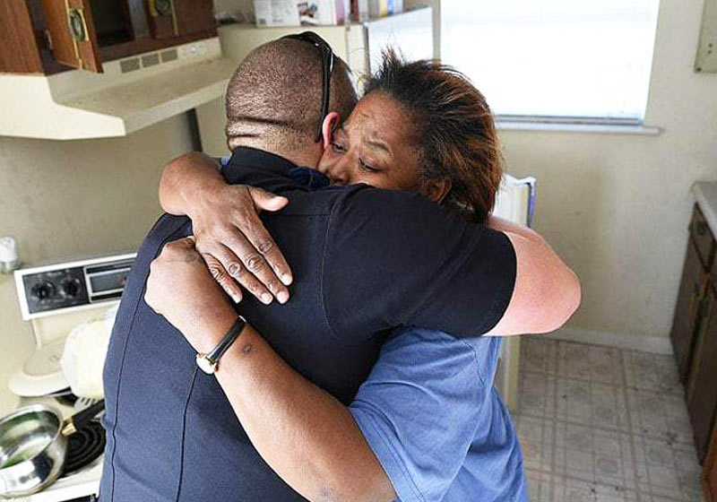 O policial e a avó - Foto: Al.com/landov||