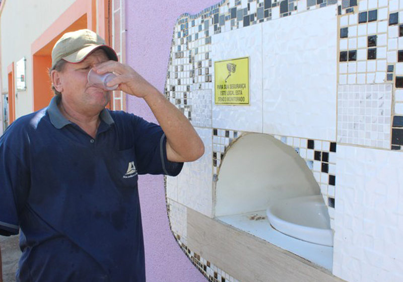 Márcio matando a sede - Foto: Diêgo Holanda/G1|