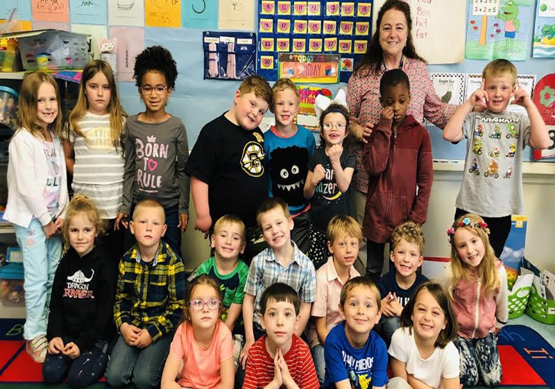 Foto: reprodução|Morey Belanger (centro) com dois outros colegas de classe Foto: Arquivo Pessoal