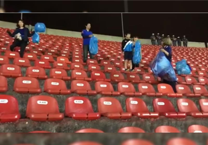 Torcida japonesa recolhe lixo no Morumbi - Foto: reprodução