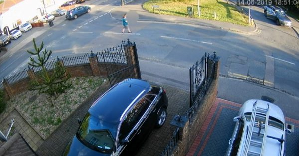 Mulher pega a criança - Foto: Kent Online