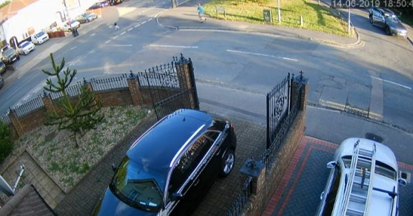 Criança atravessa a rua correndo - Foto: Kent Online
