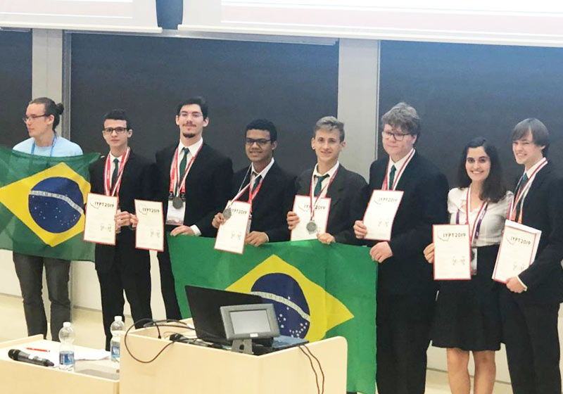 Equipe brasileira na competição - Foto: divulgação/Colégio Arena