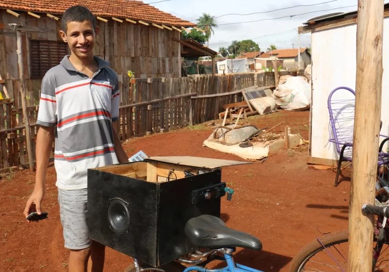 Foto: Site Região News|Foto: Site Região News|Placas fotovoltaica responsável por carregar baterias e gerar energia em barracos